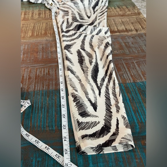 Women's DSG Momentum  Trippy Zebra Sand - Picture 5 of 9